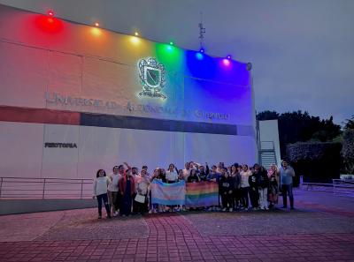 Iluminación del edificio de rectoría en el marco del Día Internacional del Orgullo LGBTIQ